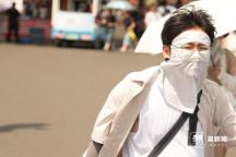 高温下西湖游客“全副武装” 夏日防暑神器齐上阵
