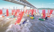 武汉7·16渡江活动开赛 数千泳者集结演绎豪情