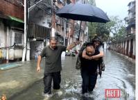硬核书记撑起台风天里的避风港 风雨中的温暖守护
