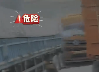 货车强行占道超车酿事故 交警：强行超车负全责