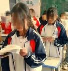10后学生流行起呆毛发型 海胆头引发热议
