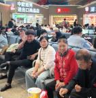 一家六口携长辈赴喜宴返程 千里赴喜事，归途伴团圆