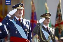 西班牙马德里举行国庆节阅兵仪式 国王与首相出席庆典