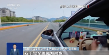双手脱离方向盘大吃大喝，男子买新车晒“智驾”被交警找上门