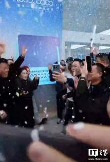 蔚来正式达成 1 亿次换电：李斌激动拍摄记录，送幸运车主 10 万积分