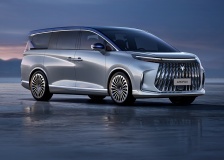 北汽极狐高端产品系列首款 MPV“问道 V9”将于 4 月 22 日开启预售，综合续航达 1330 公里