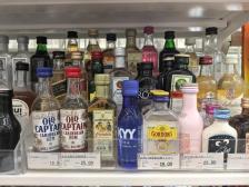 “Mini经济”杀入酒圈，“一口闷”成潮流，小瓶酒能喝出大生意吗？