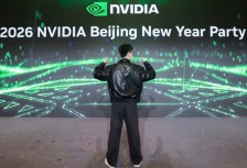 英伟达员工晒年会最牛年终奖：黄仁勋亲笔签名皮衣