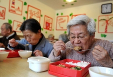 解决高龄老人的吃饭问题，也不容易