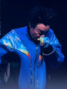 陳奕迅“復活”后首場演唱會 突然劇烈咳嗽