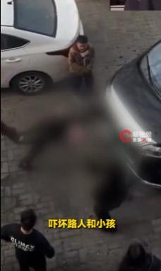 警方回应男子连续多次飞身用头撞车