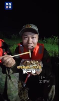 抢险现场一碗热饭胜过千言万语