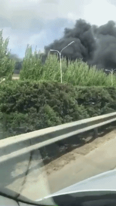 北京一供电公司变电室起火 35辆消防车出动