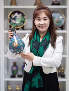 天津景泰蓝非遗传承人何爱莲
