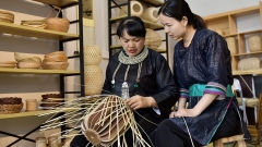 Guizhou : un atelier de tissage du bambou aide à la revitalisation rurale