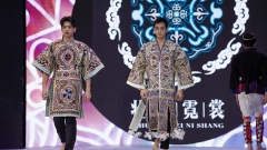 Tenue à Nanning d'un défilé de mode en costumes Zhuang