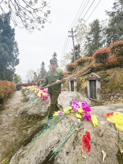 自购工具义务修整陵园20年 每天五点多钟就上山打扫墓地 老兵把红军烈士当成跨越时空的战友