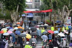 南京中考首日：6.94万考生冒雨逐梦，全城温暖护航