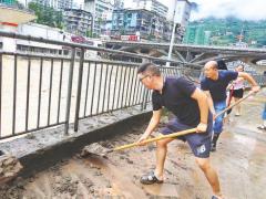 社工队队长关红翔把居民小事当大事办 暴雨夜敲门转移89岁独居老人