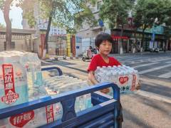 一瓶冰水传善意 九载公益暖云梦 达人秀爱心饮水站的清凉接力