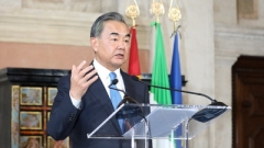 Wang Yi: ‘lanciare una nuova guerra fredda è come guidare in retromarcia sulla strada della storia’