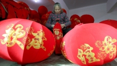 Henan, gli operai si affrettano a produrre le lanterne rosse per il nuovo anno