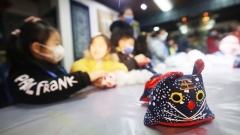 Nantong, provincia del Jiangsu: adolescenti al museo dei tessuti blu