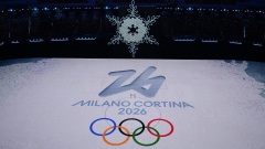 Consegna della bandiera olimpica. Le Olimpiadi invernali sono entrate nell'ora italiana
