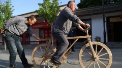 Bicicletta totalmente in legno fatto dal falegname di Gansu