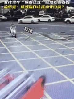 女孩騎機車到消防隊投喂西瓜 智斗消防員成功投喂