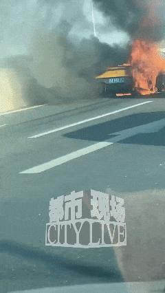 法拉利高架上起火 火勢(shì)猛烈半截車身被燒毀