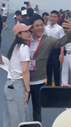 霍啟剛夫婦一同參觀山東艦
