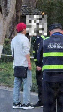 西湖景区游客与保安互吐口水