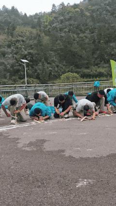 七星山钻木取火冠军用时10秒获奖8万