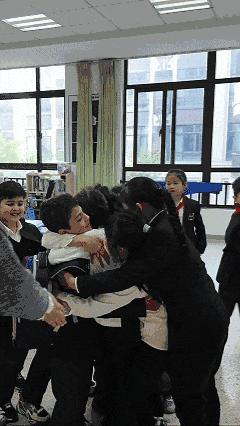 伊朗男孩重回中国上学全班紧紧抱住 战火后的温暖重逢