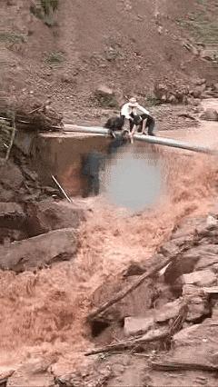 男子被卷入河道 38人合力营救 暴雨中生命接力