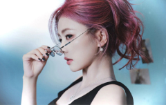 白鹿戴無框眼鏡時尚冷艷 手持復古電話慵懶迷人