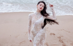 张馨予穿25斤拖尾礼服 秒变千年狐妖妩媚迷人