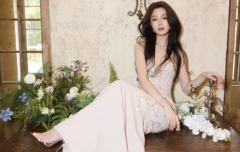 文咏珊白纱露背裙造型吸睛 长发披肩温婉又耐看