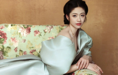 向涵之低头垂眸温婉动人 盘发造型优雅贵气