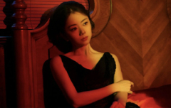 谭松韵穿吊带裙露背细节亮眼 盘发衬出利落气质