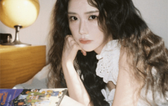 王艺瑾身着白色蕾丝裙温柔灵动 雀斑妆精致亮眼