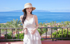 景甜穿白吊带裙气质清新靓丽 晒海边美照好养眼