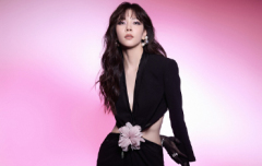 宋妍霏黑色西装慵懒迷人 深V开到肚脐热辣性感