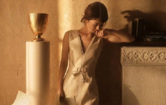 赵丽颖复古感大片释出 暖调光影勾勒慵懒优雅感