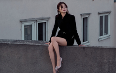 辛芷蕾穿黑西装漫步巴黎街头 美腿纤细曲线曼妙