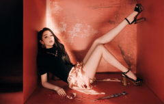 迪丽热巴秀白皙长腿十分吸睛 身姿曼妙妩媚迷人