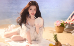 虞书欣穿白吊带上衣性感纯欲 对镜甜笑灵动活泼