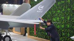 离谱！新加坡航展美军工大佬用皮尺测歼-35A