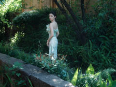 林允穿青色抹胸纱裙美艳十足 秀白皙美背婀娜多姿